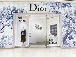 Dior与鼎富不锈钢屏风厂家的多层包包陈列架定制案例